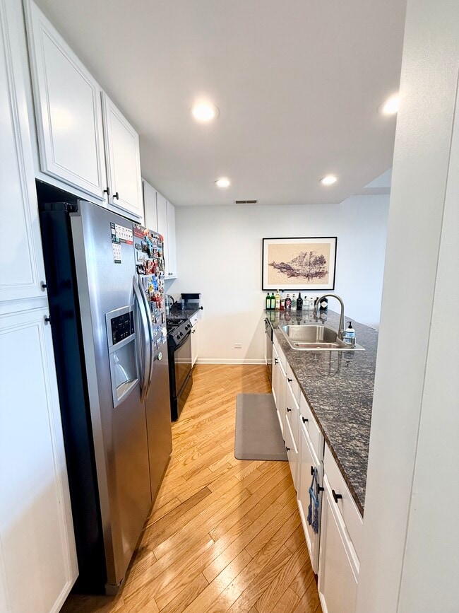 Photo - 2317 W Wolfram St Unit 413