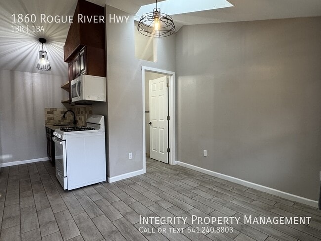 Photo - 1860 Rogue River Hwy Unit 3