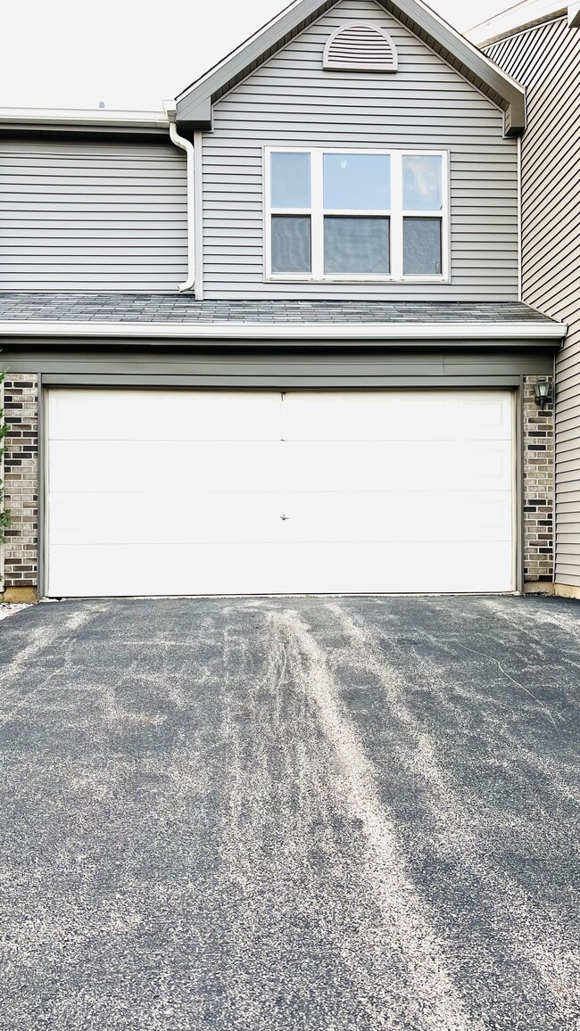 Building Photo - 722 E Whispering Oaks Dr