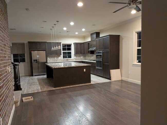 Living room Kitchen - 427 Silvercrown Way