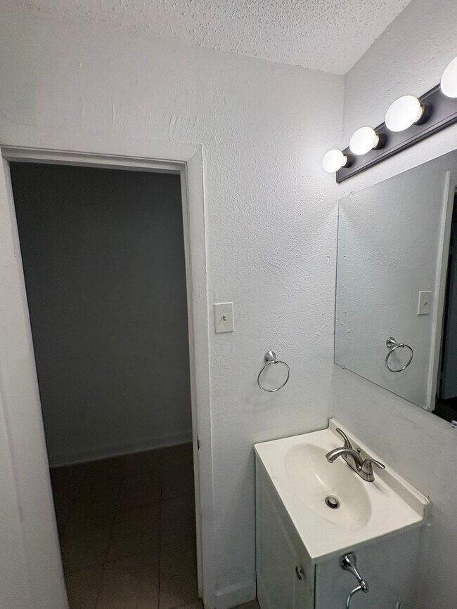 Photo - 1344-1346 Hyde Pk Blvd Unit 1346