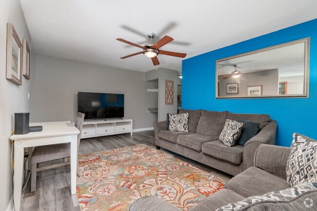 1BR, 1BA - 675SF - Living Room