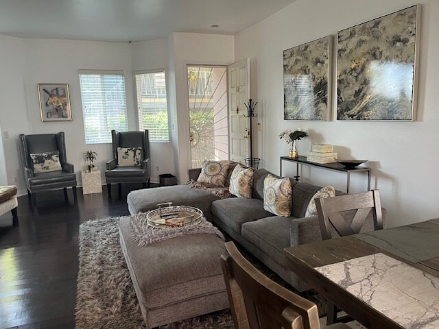 Main Entrance Living Room - 408 W Queen St (Inglewood, CA)