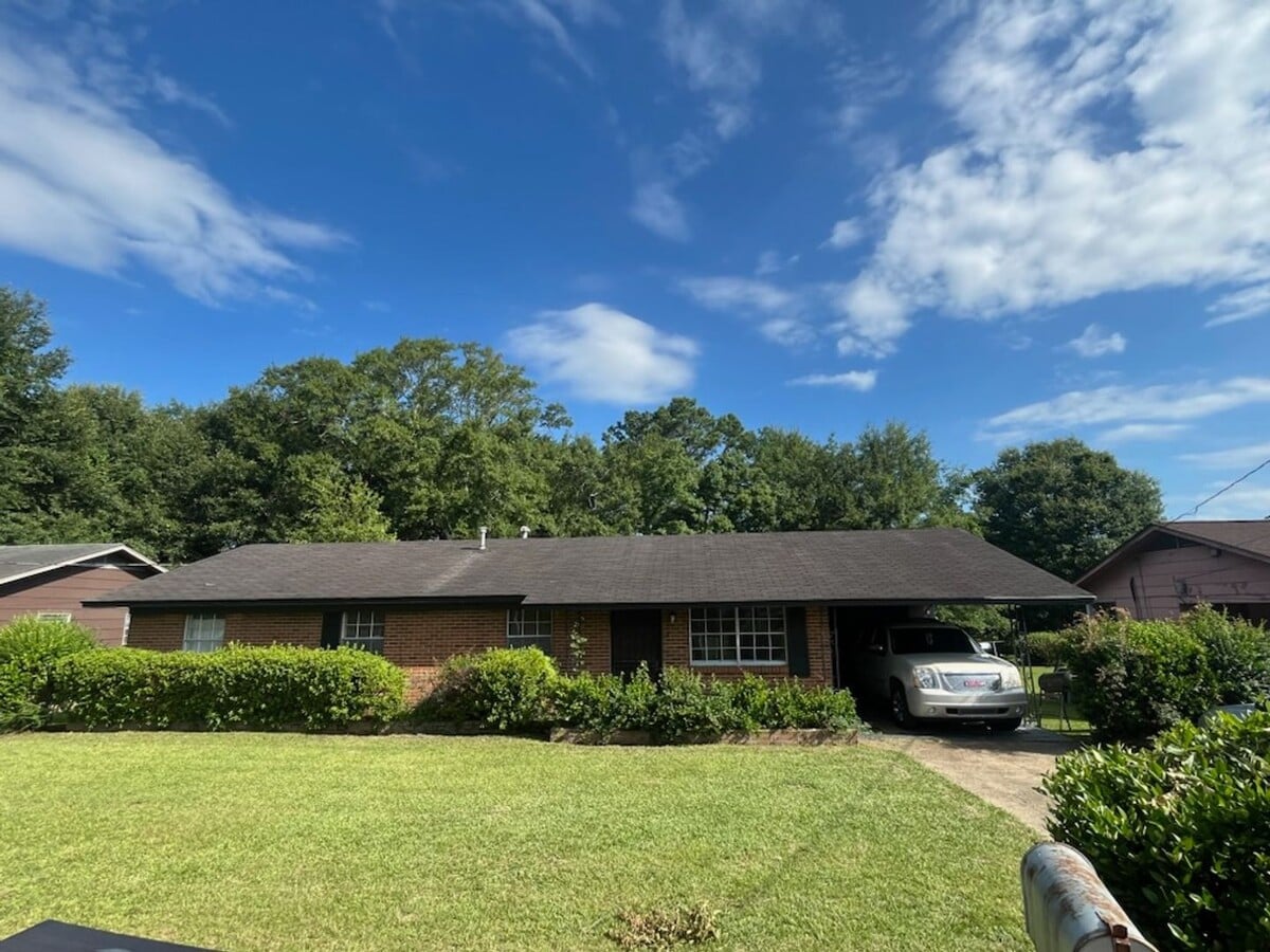 4 bedroom 1.5 bath house available for rent - 4 bedroom 1.5 bath house available for rent