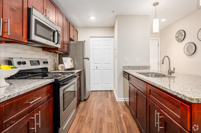 2BR, 2BA - 1,037SF - Kitchen