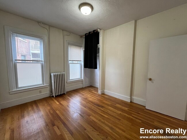 Building Photo - 35 Harvard St Unit 1