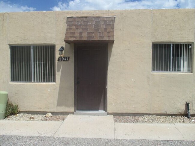 Central!! CORNER UNIT!! 2 Bed / 1 Bath wit... - Central!! CORNER UNIT!! 2 Bed / 1 Bath wit... House