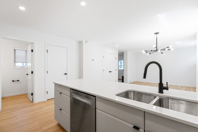 Photo - 11514-11587 87 St NW Unit 2