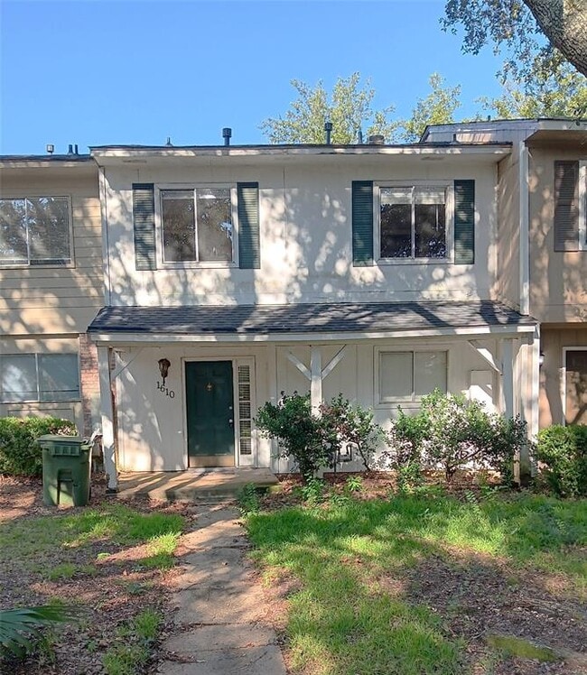 1610 Woodmere Loop