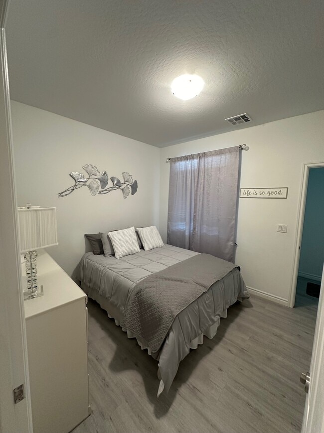 Habitación amueblada con cama de matrimonio. - 1229 Ossa St Unidad 1229 Ossa St