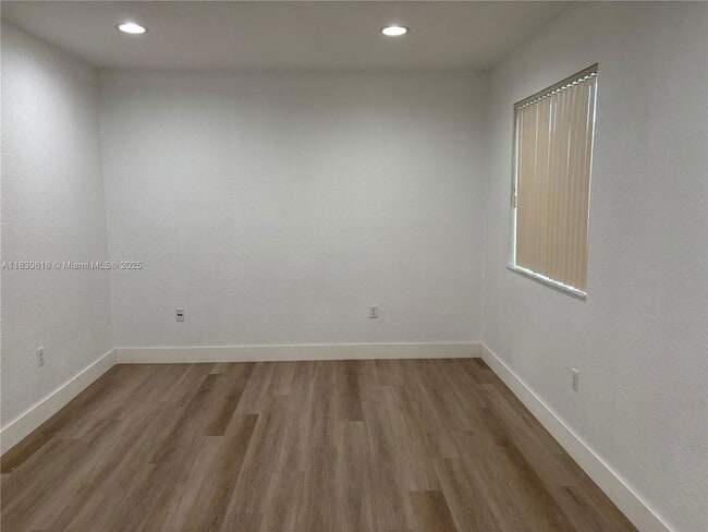 Photo - 1370 W 30th St