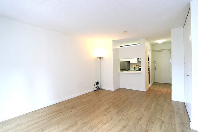 Building Photo - 250 E 40th St Unit 31 D