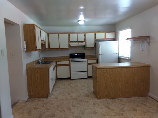 Photo - TRI-LEVEL HOME WITH GARAGE AND LARGE FENCE...