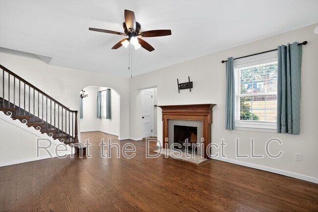 Photo - 3225 Chestnut St NE