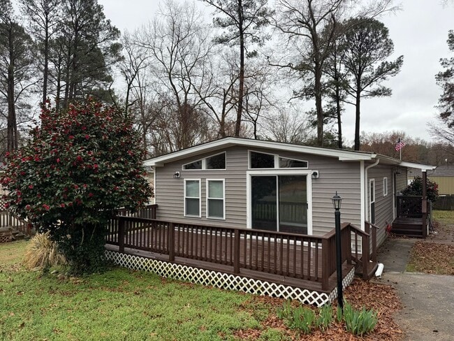 Building Photo - **Renovated**2 bed 2 bath home