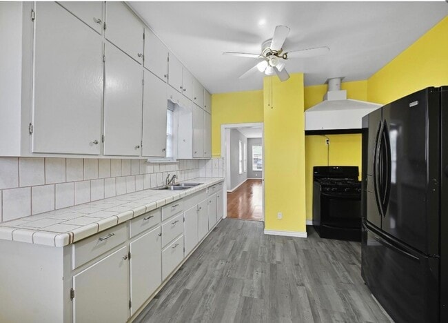 Photo - 2418 Delafield St