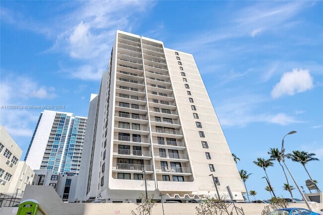 Building Photo - 2625 Collins Ave Unit 418 Rental