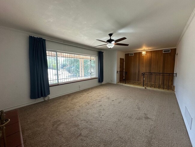 Photo - 2233 E Seneca St