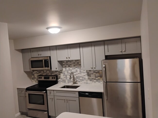 Building Photo - 226 Elmwood Ave Unit B