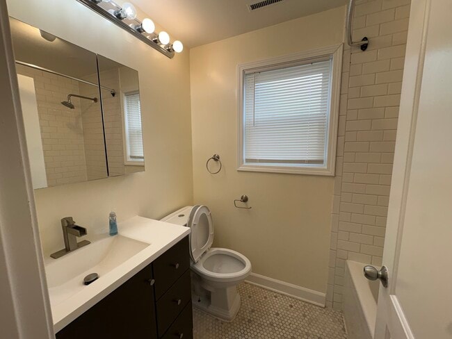 Photo - 712 W 17th St