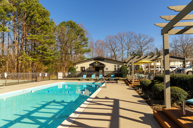 Piscina y solárium - Hampton Creek Apartamentos