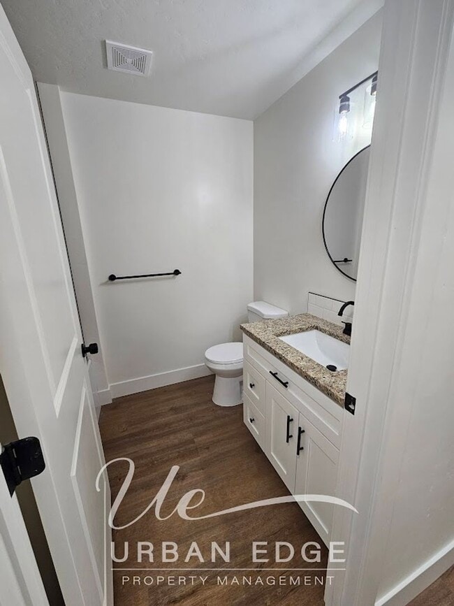 Photo - 3 bed 2.5 bath townhome! Unit 356