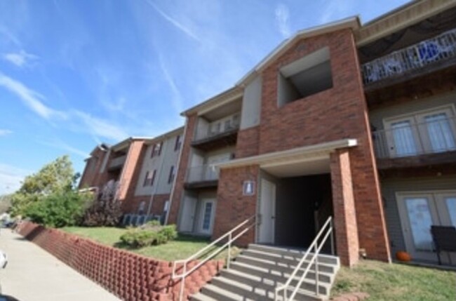 Building Photo - 2 bedroom -2 bathroom top floor apartment Unit Clifton Heights Apartments A 304