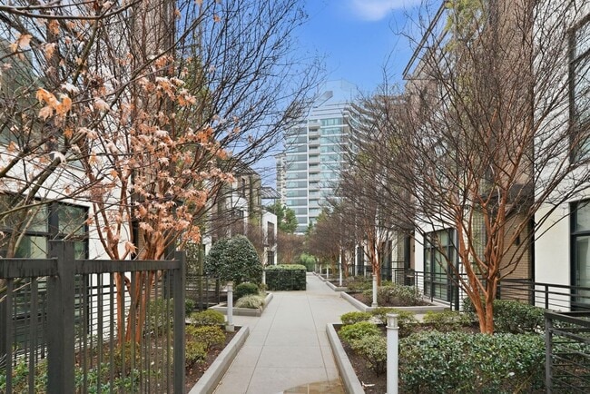 Photo - 721 Longleaf Dr NE