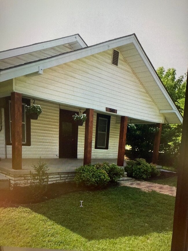Building Photo - Charming 2 bed 2 bath 1 car garage AND 2 CAR CARPORT!!  Modern Farmhouse with Glassed in Sunroom!