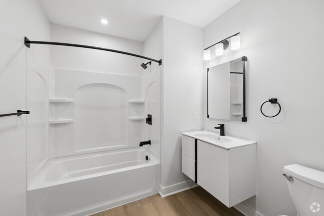 2BR, 2BA - 961SF - Bathroom