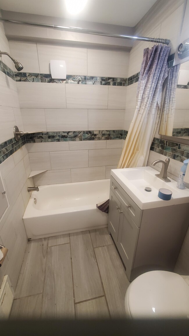 Photo - 3929 Larchmont St