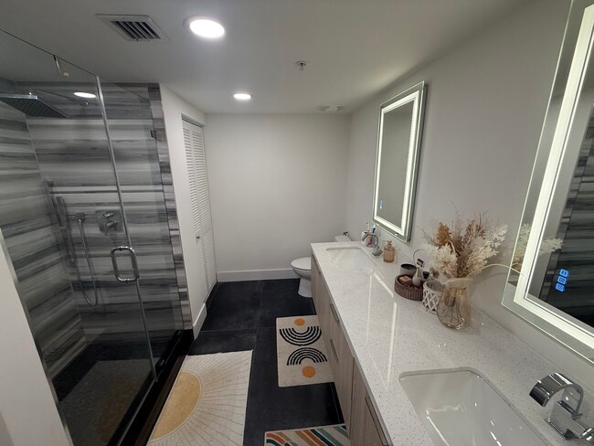 Fully renovated master bathroom - 31 SE 5th St Unit 912