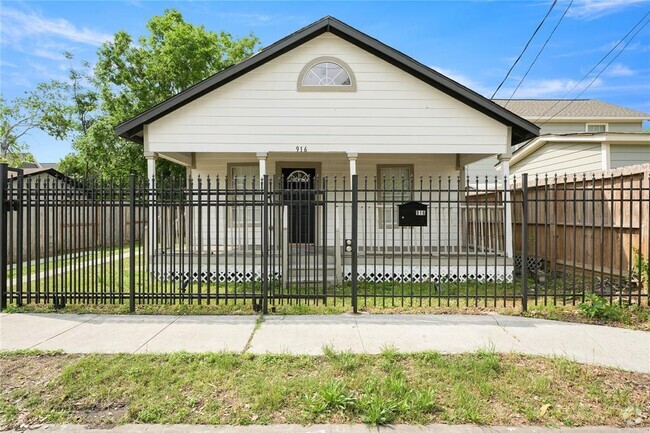 Building Photo - 916 E 35th St Rental