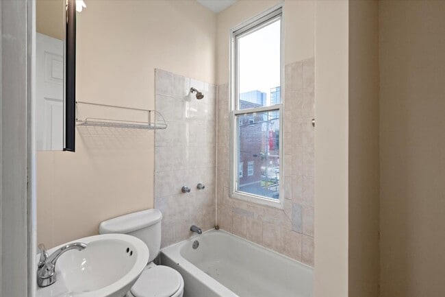 Photo - 229 S Racine Ave Unidad #2