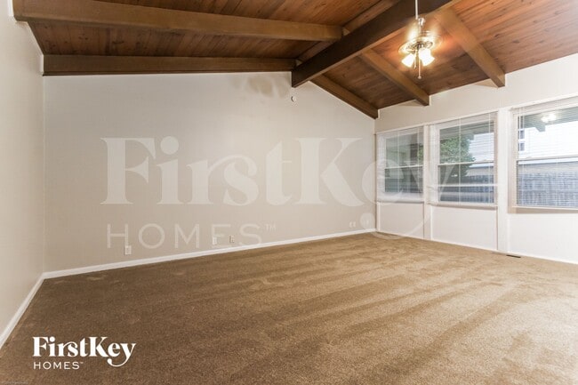 Photo - 4913 Victoria Rd