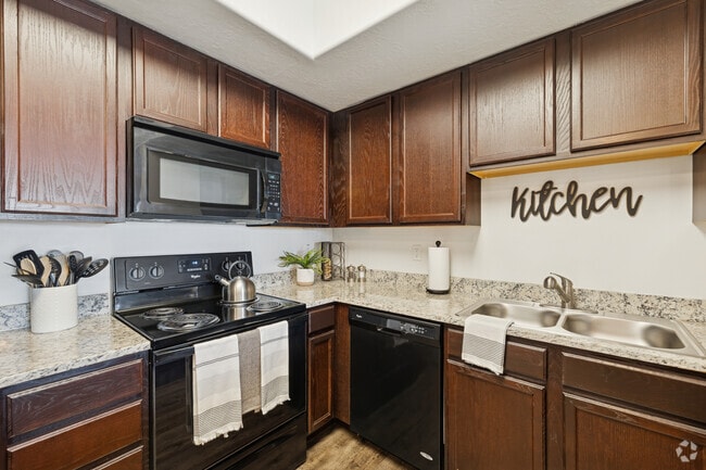 2BR, 2BA - 1,010SF