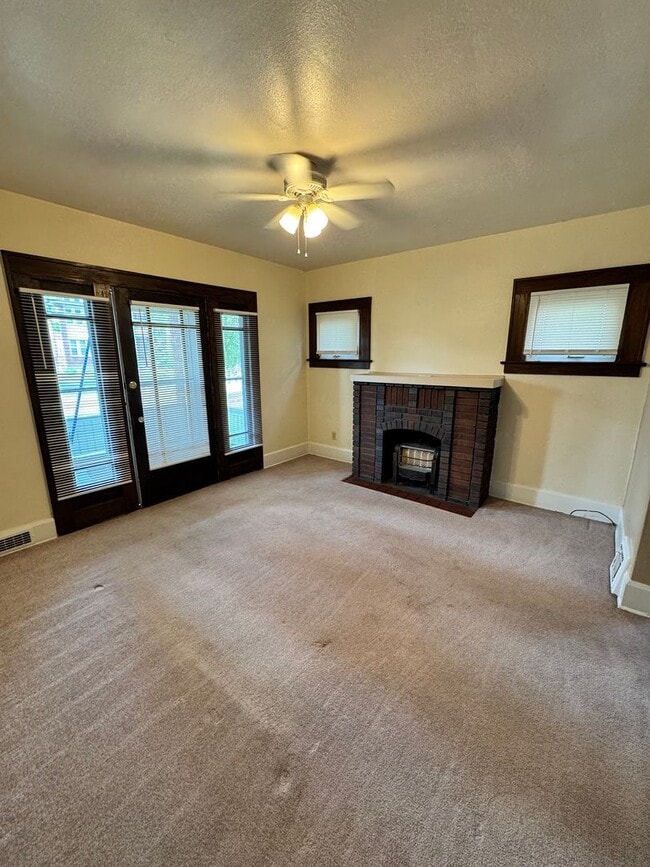 Photo - 207 E Broadway Ave