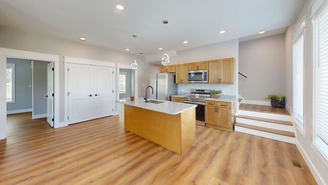 Building Photo - 5BR Townhome in Fort Sanders | Walk to UTK