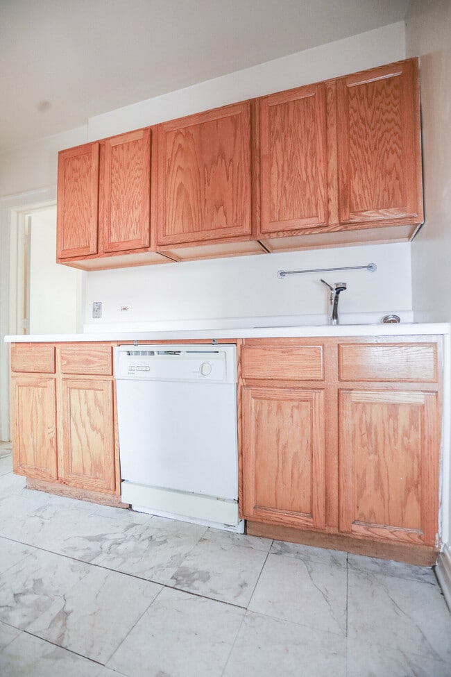 Building Photo - 1324 W Estes Ave Unit #G