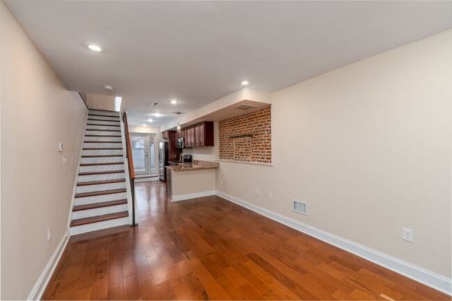 Photo - 104 S Chapel St