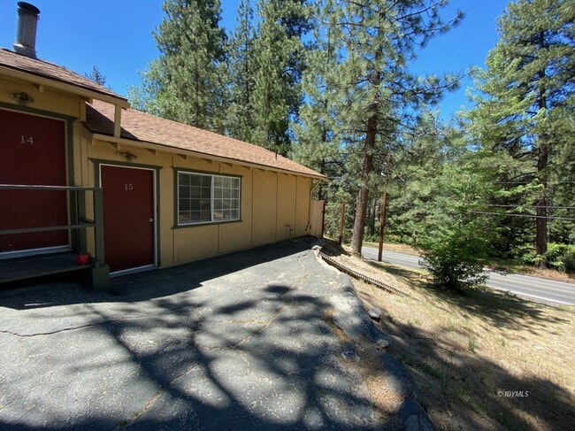 Building Photo - Remodeled 2 bed apartment in town