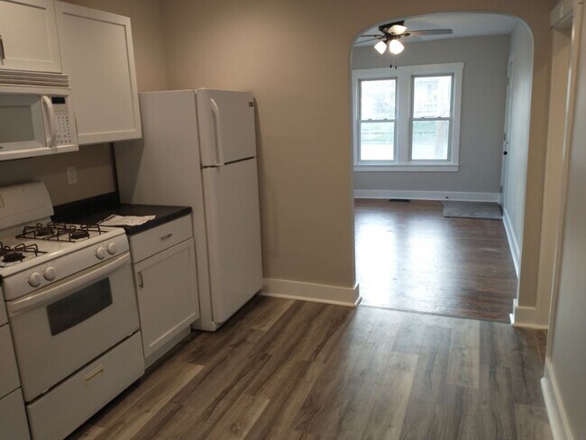 entire apartment - 606 S Maple St Unit B