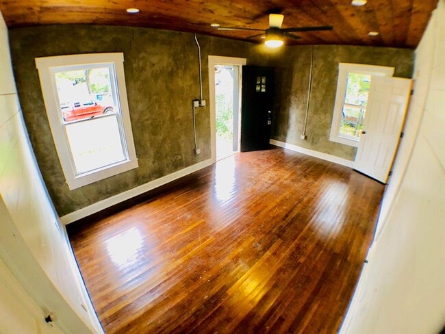 Photo - 1121 1/2 Gunter St