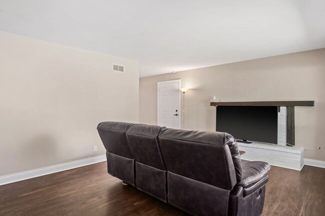 Photo - 104 N Spruce St
