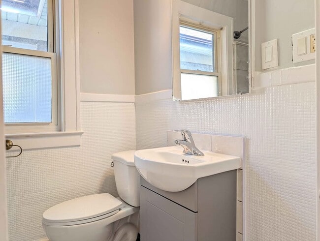 Building Photo - 1095 Gladstone Ave Unit 3