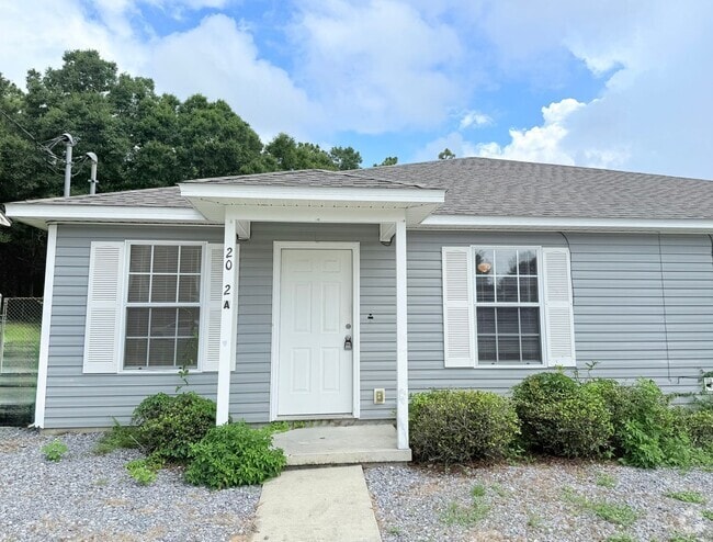 Building Photo - Charming 2 Bed/2 Bath Duplex Rental