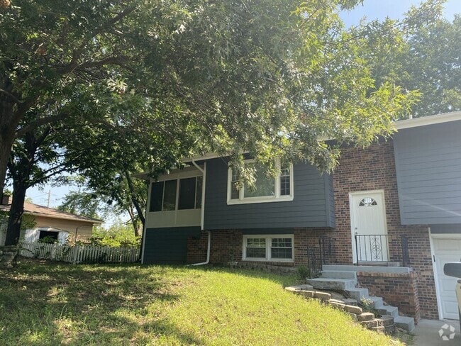 Building Photo - SUBLEASE - HUGE 3 bedroom house in EUDORA