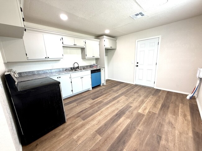 Photo - 413 M St NE