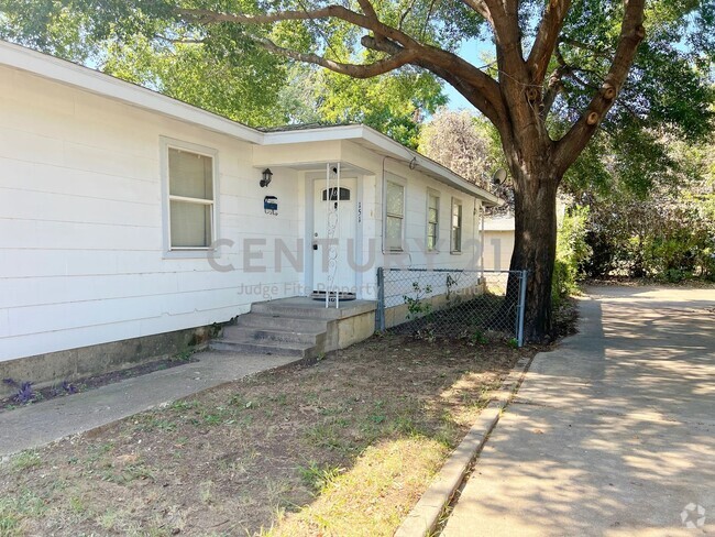 Building Photo - Cozy 1-Story 2/1 Duplex In Castleberry ISD... Rental