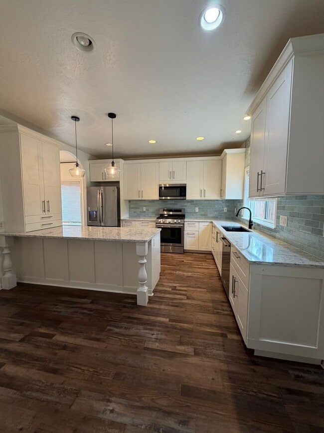 Photo - 5 Bedroom, 2.5 Bedroom Home - Located in the South Suburbs!